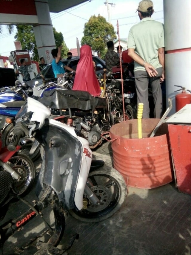 Vespa Antik Pelangsir BBM Kembali Merajalela Di Barabai Kalsel