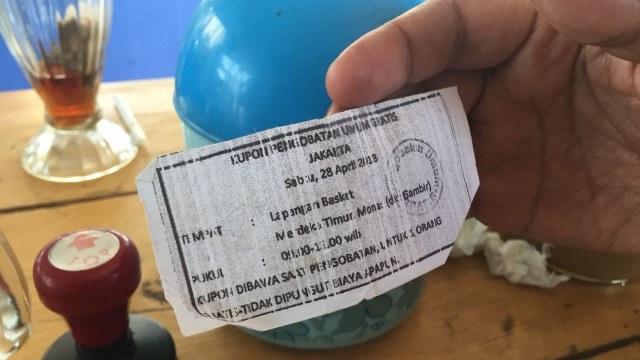 Kupon pengobatan gratis di Monas. (Foto: Mirsan Simamora/kumparan)