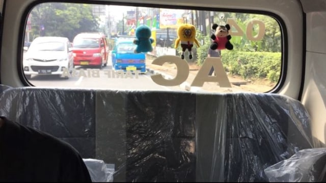 Suasana di dalam angkot berAC di Depok. (Foto: Eka Nurjanah/kumparan)