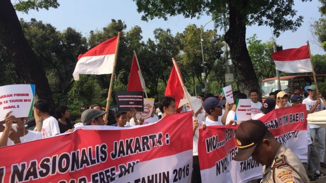 Demo di depan Balai Kota. (Foto: Paulina Herasmaranindar/kumparan)