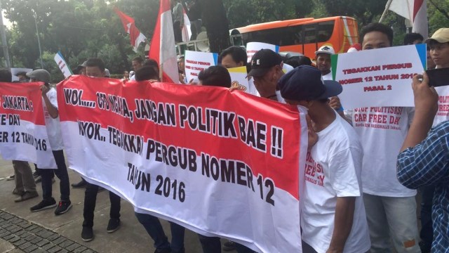 Demo di depan Balai Kota. (Foto: Paulina Herasmaranindar/kumparan)
