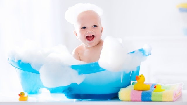 Ilustrasi bayi mandi. (Foto: Thinkstock)
