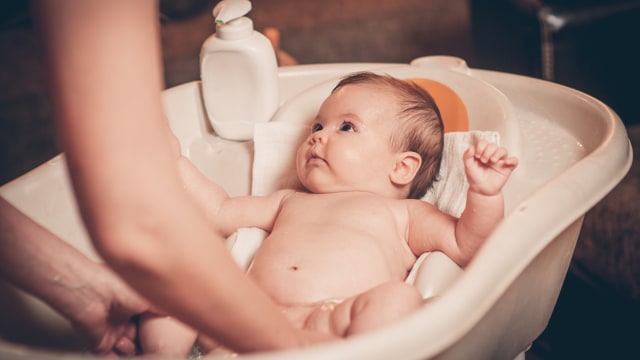 Ilustrasi bayi mandi. (Foto: Thinkstock)