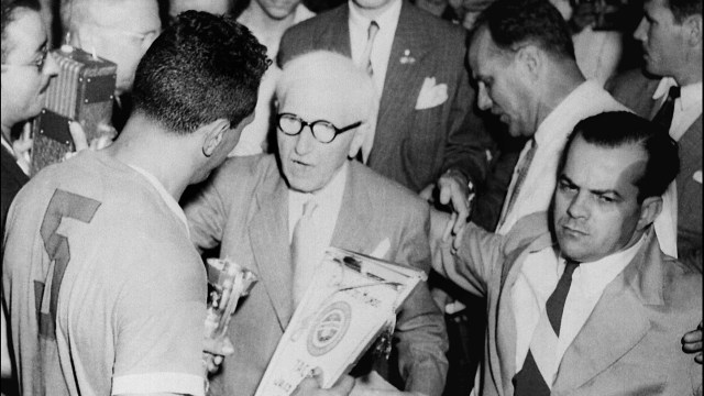Jules Rimet dan Obdulio Varela. (Foto: STAFF / INTERCONTINENTALE / AFP)
