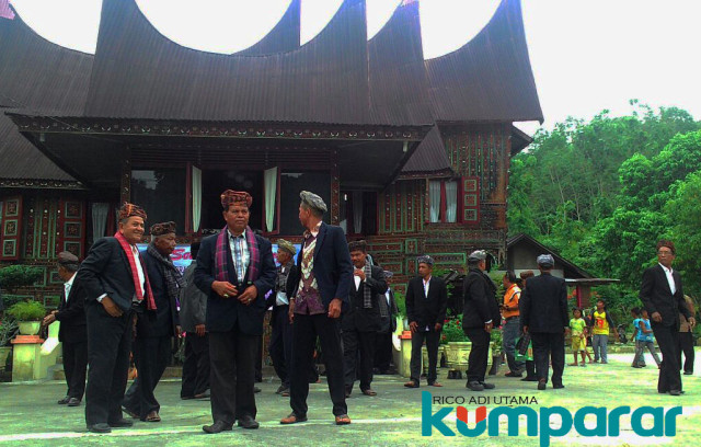 Rumah Adat Ini Selesai Dikerjakan Semalam