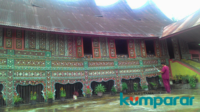 Rumah Adat Ini Selesai Dikerjakan Semalam (1)