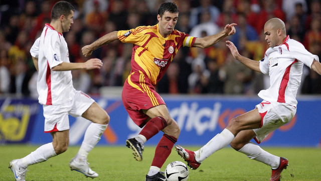 Hakan Sukur semasa jadi pemain. (Foto: Fabrice Coffrini / AFP)