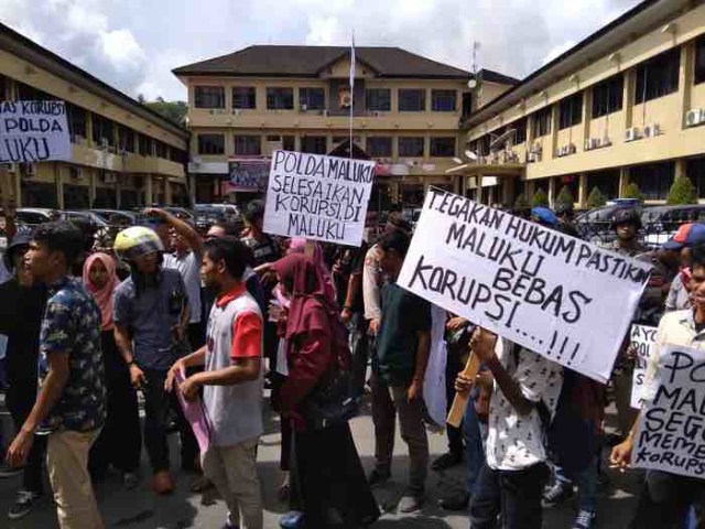 Mahasiswa Minta Polda Maluku Berantas Korupsi 