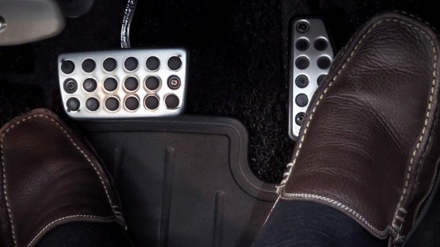 Ilustrasi pedal mobil matik (Foto: Shutterstock)