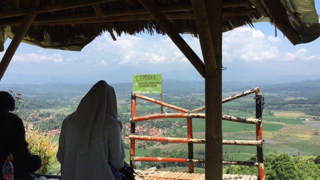 Melihat Keindahan Alam Tegal dari Bukit Bulak Cempaka (1)