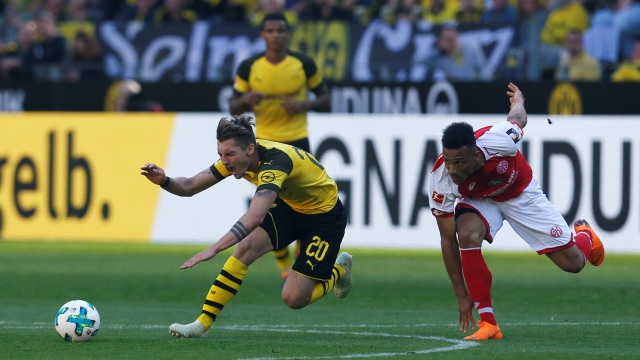 Maximilian Philipp berduel dengan Karim Onisiwo. (Foto: Leon Kuegeler/Reuters)