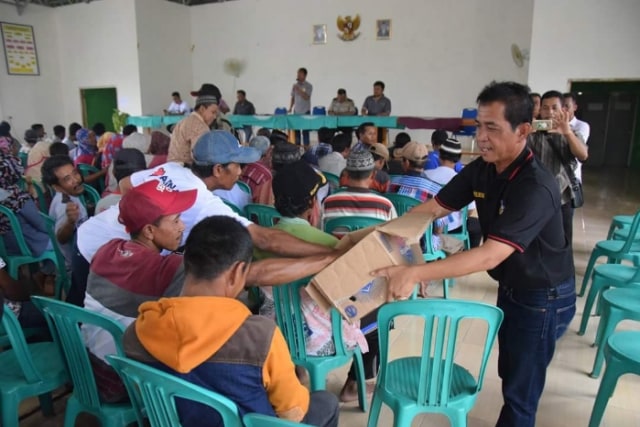 Bupati Mesuji Khamami, Turun Langsung Temui Warga dan Mengecek Bantuan Dari Kementerian PUPR (2)