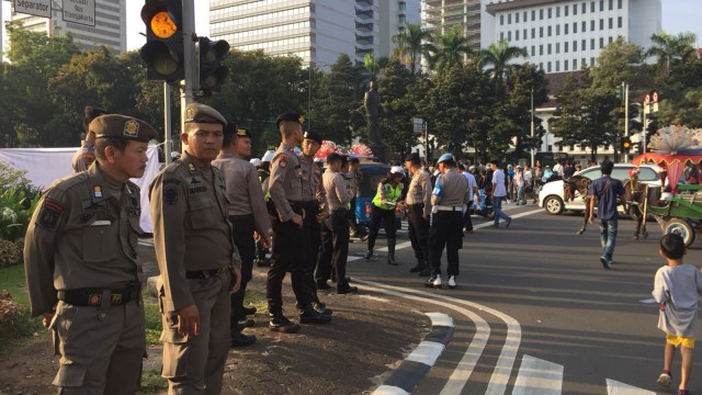 Petugas berjaga di sekitar Patung Kuda, Monas (Foto: Raga Imam/kumparan)