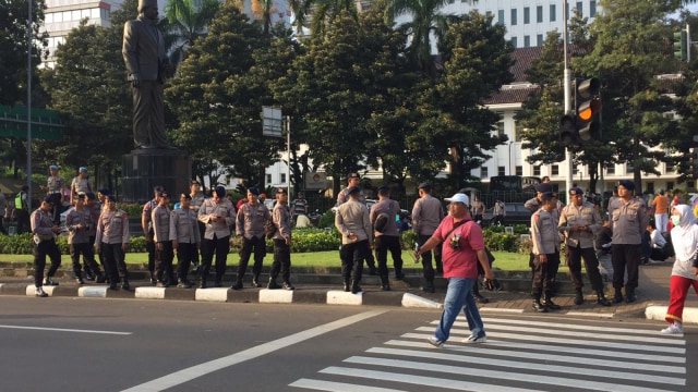 Petugas berjaga di sekitar Patung Kuda, Monas (Foto: Raga Imam/kumparan)