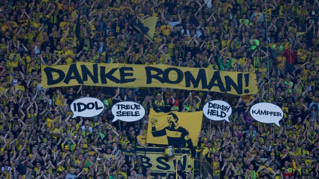 Penghormatan untuk Roman Weidenfeller. (Foto: Leon Kuegeler/Reuters)