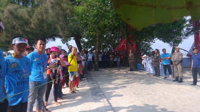 Wisatawan menyaksikann Tidung Aquathlon. (Foto: Helinsa Rasputri/kumparan)