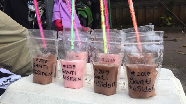 Minuman #2019Ganti Presiden di kawasan Patung Kuda (Foto: Mirsan Simamora/kumparan)