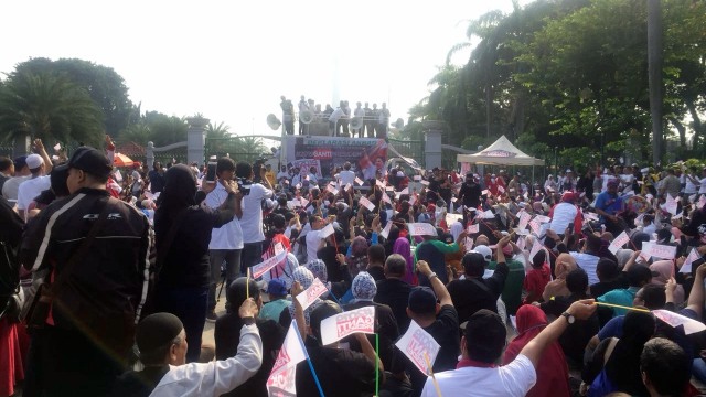 Relawan #2019GantiPresiden di kawasan Patung Kuda. (Foto: Raga Imam/kumparan)