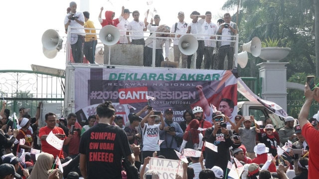 Relawan #2019GantiPresiden di kawasan Patung Kuda. (Foto: Puti Cinintya Arie Safitri/kumparan)
