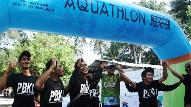 Sandi sampai di garis finish Tidung Aquathlon. (Foto: Helmi Afandi/kumparan)