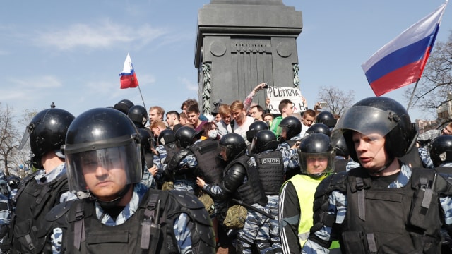 Demonstrasi jelang pelantikan Vladimir Putin. (Foto: AP Photo/Pavel Golovkin)