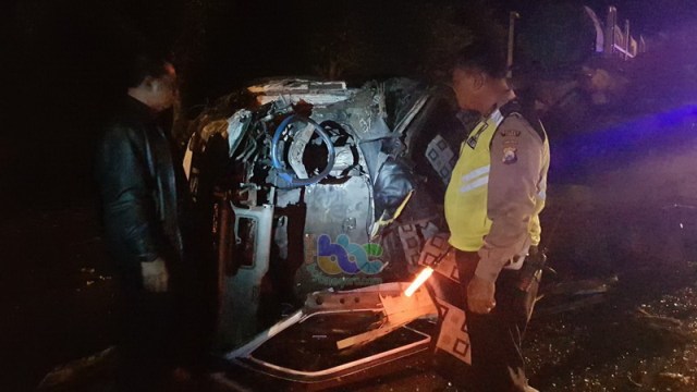 3 Orang Tewas Akibat Kecelakaan Minibus Tabrak Truk Trailer di Tuban (1)