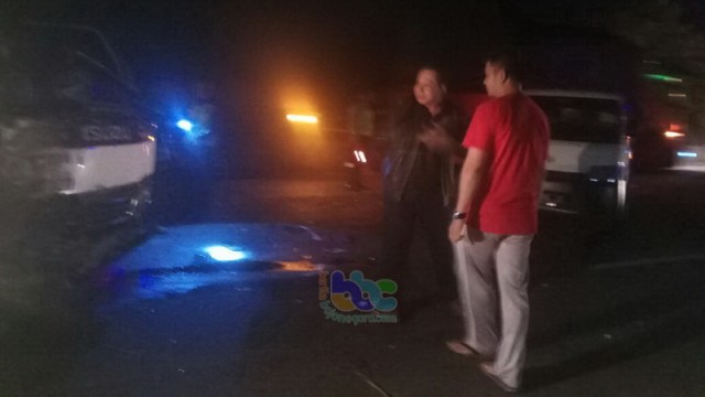 3 Orang Tewas Akibat Kecelakaan Minibus Tabrak Truk Trailer di Tuban (2)