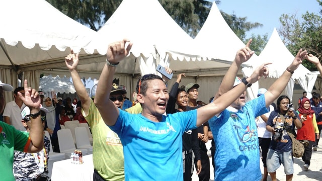 Sandiaga Uno berjoget usai Tidung Aquathlon. (Foto: Helmi Afandi/kumparan)