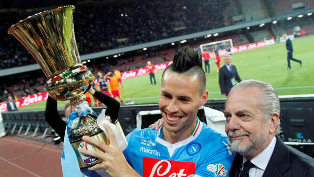 Aurelio De Laurentiis bersama Marek Hamsik. (Foto: AFP/Carlo Hermann)