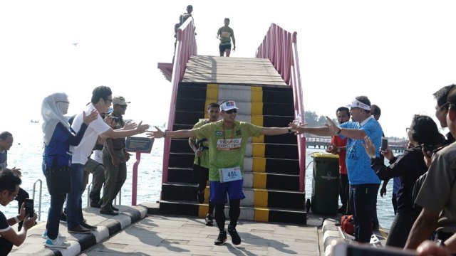 Sandiaga Uno ikut serta dalam Tidung Aquathlon. (Foto: Helmi Afandi/kumparan)