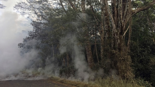 Lahar panas Gunung Kilauea memasuki permukiman (Foto: AP Photo/Marco Garcia)