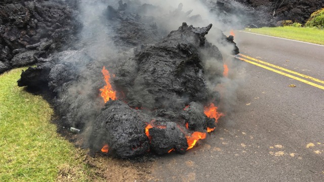 Lahar panas Gunung Kilauea memasuki permukiman (Foto: AP Photo/Marco Garcia)