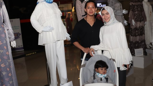 Melody Prima bersama suami dan anaknya. (Foto: Munady Widjaja)