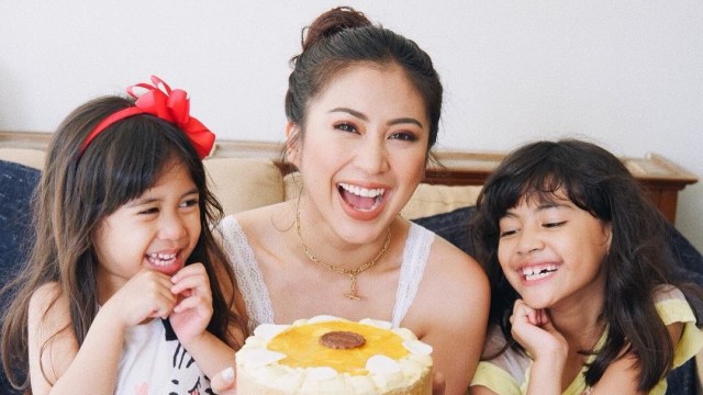 Tyna Kanna Mirdad bersama anak (Foto: Instagram @tynakannamirdad)