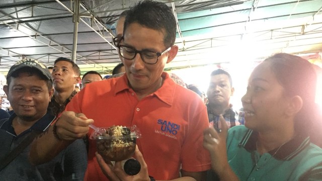 Sandi mencoba es kepal milo di Gudang Sarinah. (Foto: Mirsan Simamora/kumparan)