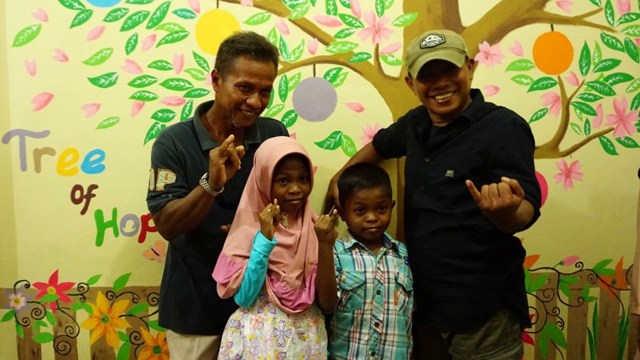 Pidi Baiq dan anak pengidap Thalasemia di Aceh. (Foto: Zuhri Noviandi/kumparan)