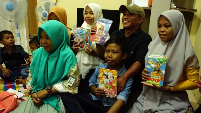 Pidi Baiq dan anak pengidap Thalasemia di Aceh. (Foto: Zuhri Noviandi/kumparan)