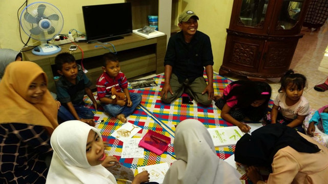 Pidi Baiq dan anak pengidap Thalasemia di Aceh. (Foto: Zuhri Noviandi/kumparan)