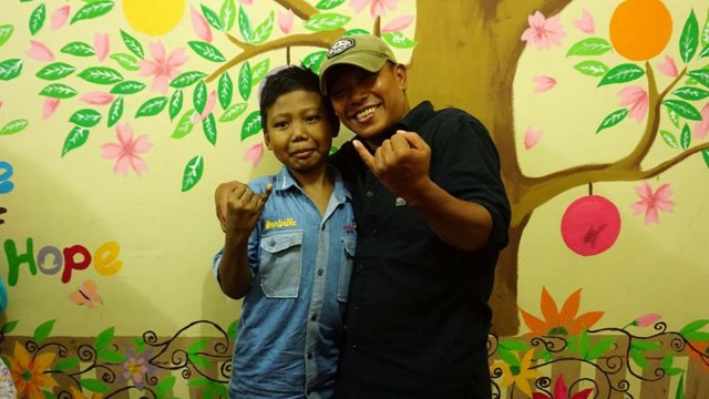 Pidi Baiq dan anak pengidap Thalasemia di Aceh. (Foto: Zuhri Noviandi/kumparan)