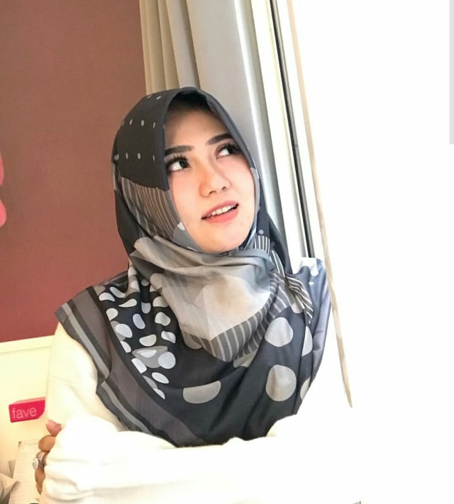 7 Potret Manis Via Vallen dengan Hijab (2)