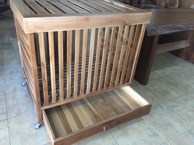 Kandang ayam kayu jati seharga Rp 1 juta. (Foto: Ema Fitriyani/kumparan)