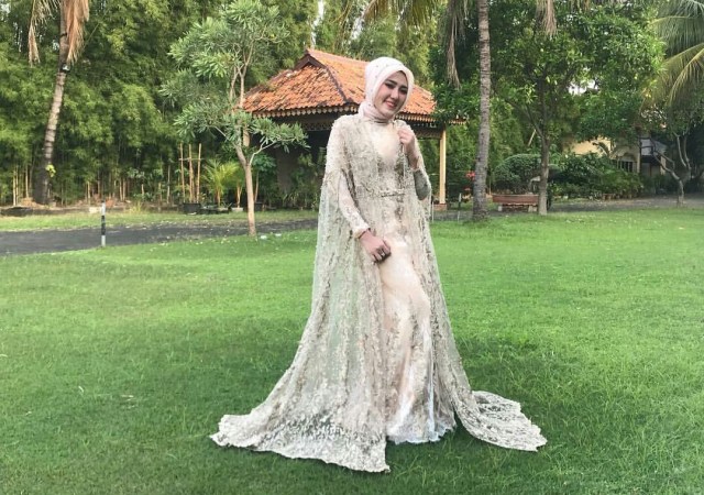 7 Potret Manis Via Vallen dengan Hijab