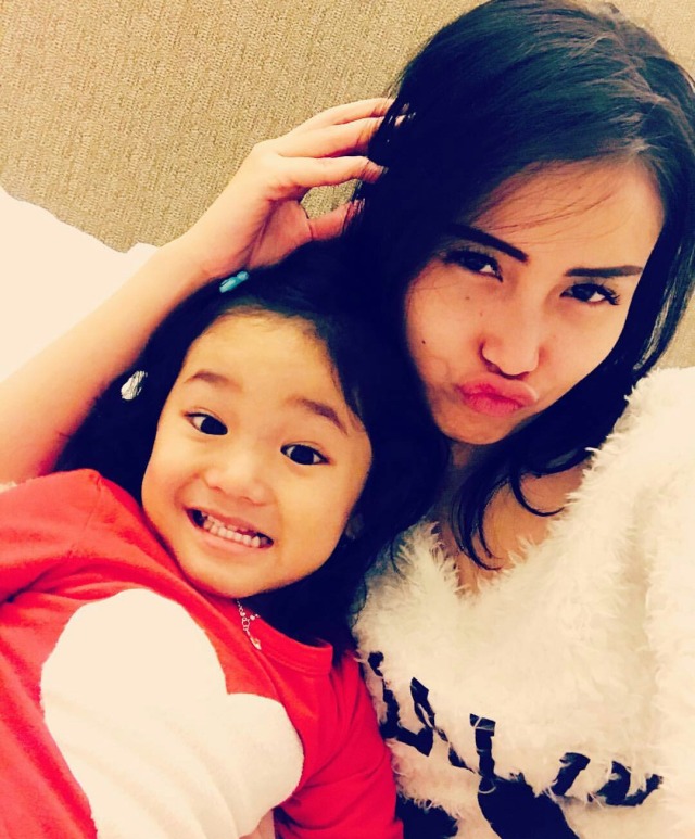Intip 7 Gaya Artis di Atas Ranjang (4)