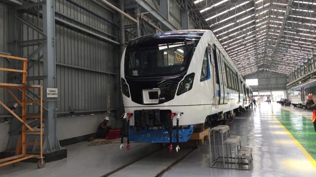 Kereta ringan/LRT di Pabrik PT Inka Madiun. (Foto: Elsa Toruan/kumparan)