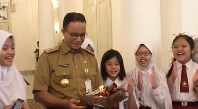 Anies dapat kejutan ulatang tahun dari siswa. (Foto: Mirsan Simamora/kumparan)