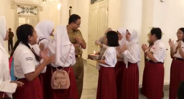 Anies dapat kejutan ulatang tahun dari siswa. (Foto: Mirsan Simamora/kumparan)