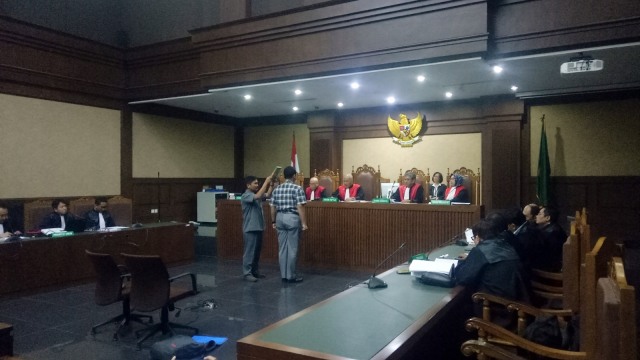 Penyidik KPK bersaksi di Sidang Fredrich. (Foto: Adhim Mugni/kumparan)