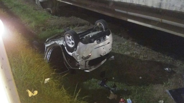 Mobil menabrak pembatas jalan di Jakarta Barat. (Foto: Dok. Istimewa)