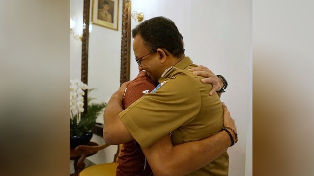 Sandi peluk Anies di hari ulang tahun Anies. (Foto: Instagram @sandiuno)