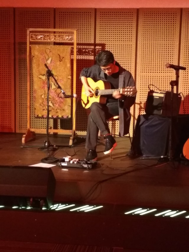 Pertemuan Gitar dan Kendang SentuhanTradisional Ala Tohpati dan Endang Ramdan  di GIK (1)
